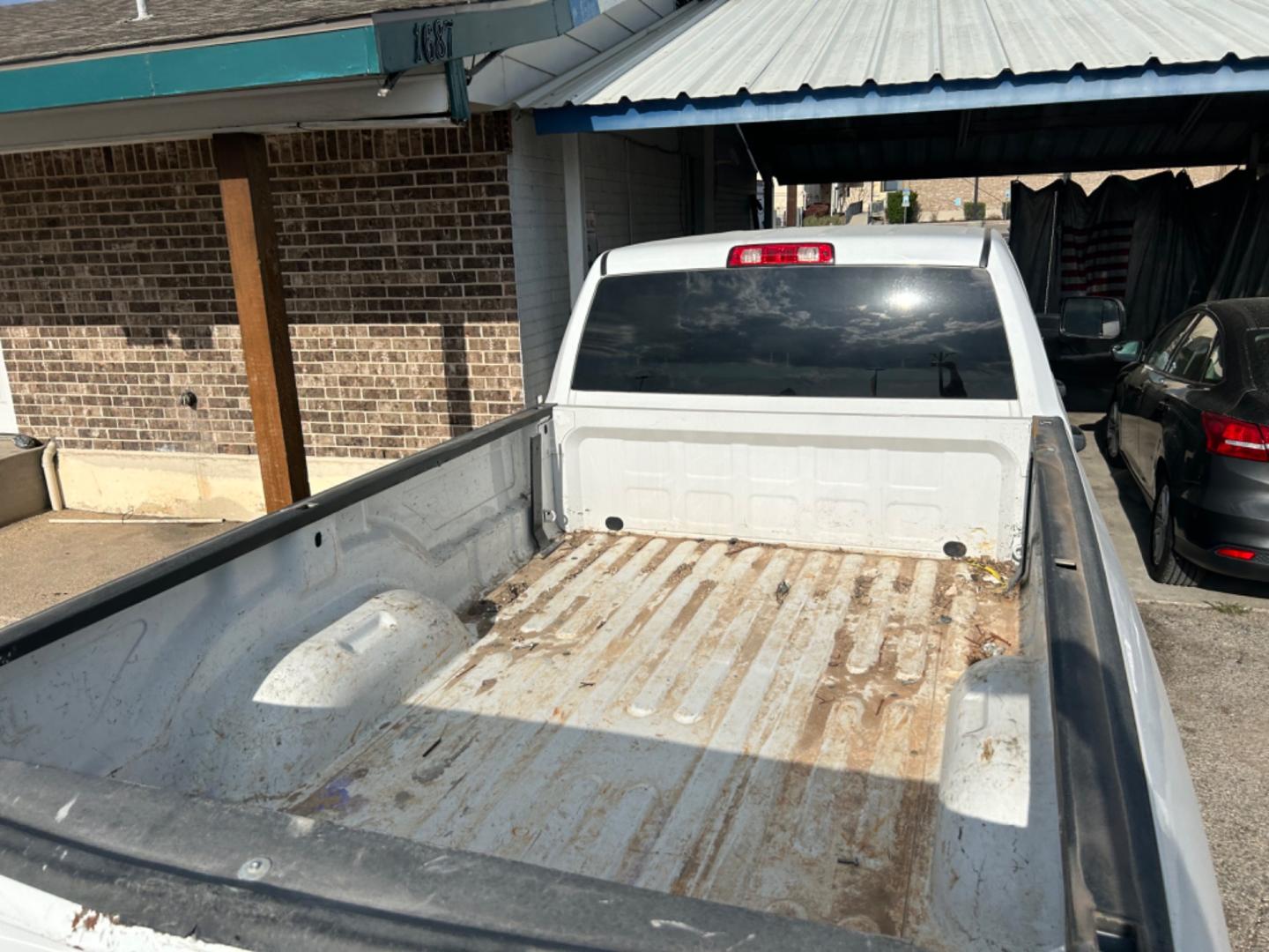 2018 White RAM 2500 (3C6UR5HL2JG) with an 6.7L I6 F OHV 24V engine, Automatic transmission, located at 1687 Business 35 S, New Braunfels, TX, 78130, (830) 625-7159, 29.655487, -98.051491 - Photo#7